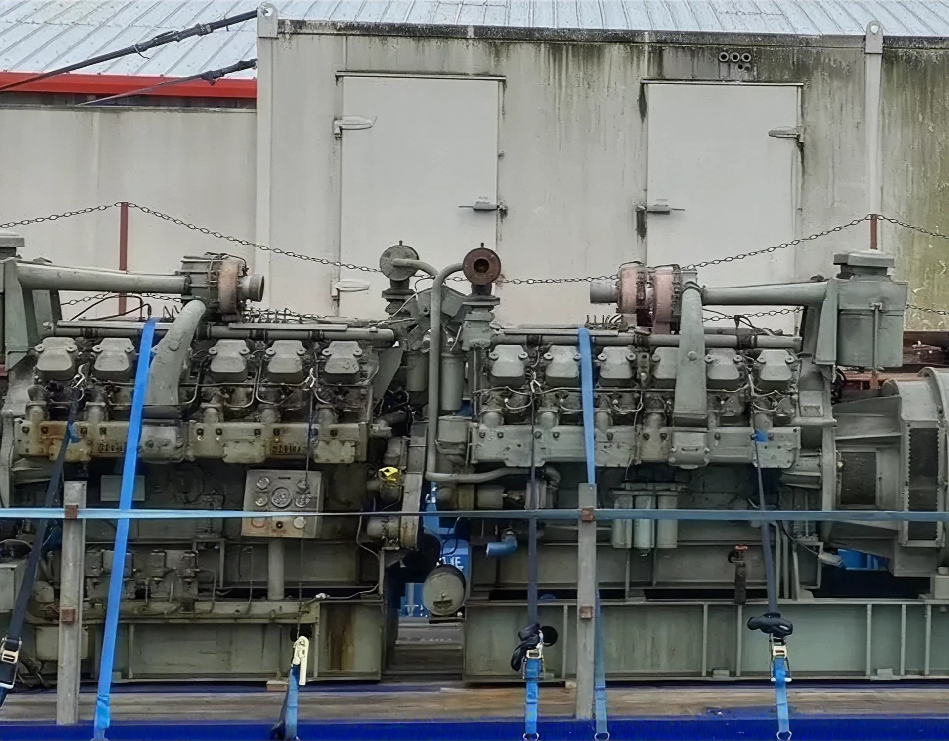 Large machinery with multiple engines